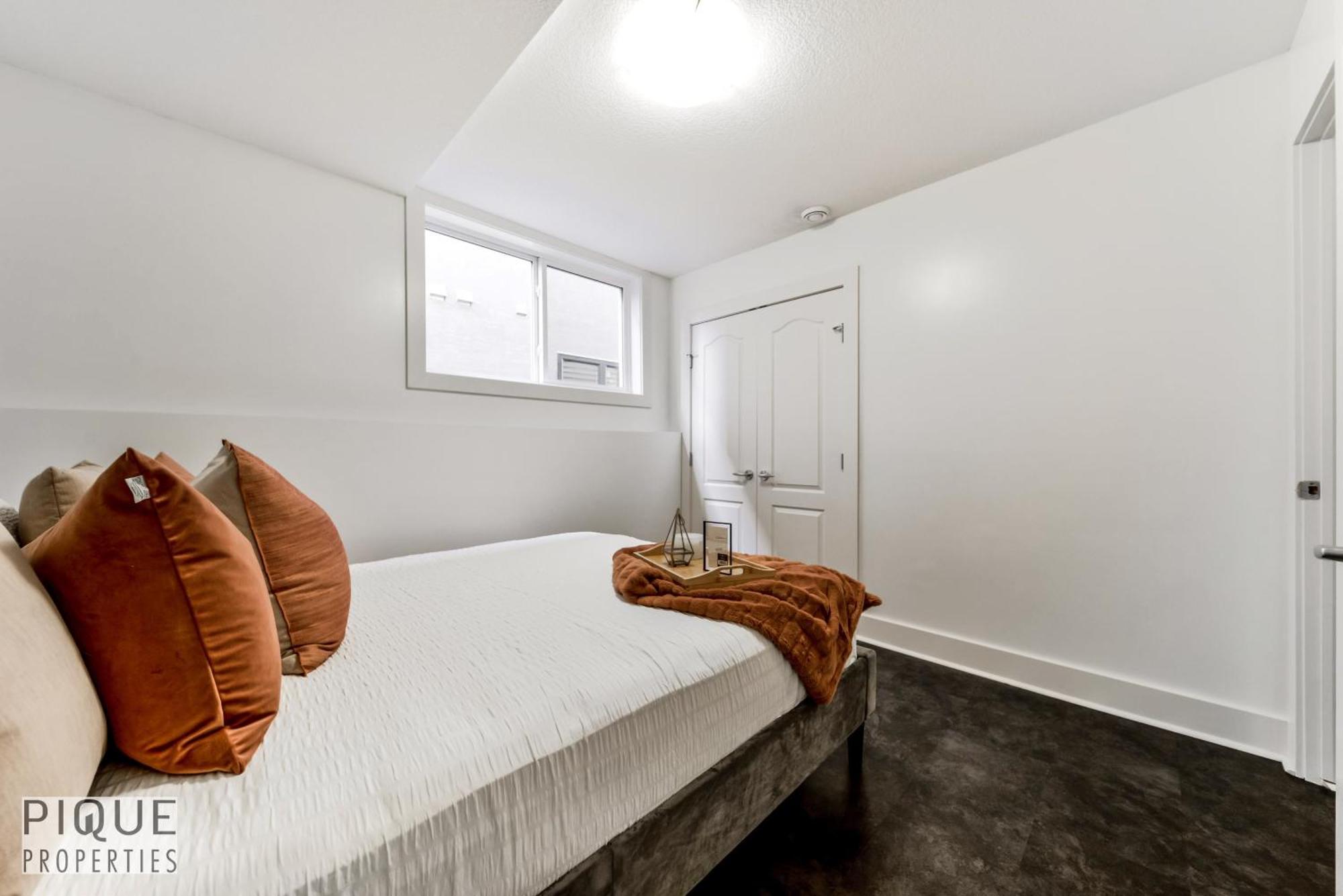 Stunning Modern Suite - King Bed - Free Parking & Netflix - Fast Wi-Fi - Long Stays Welcome Edmonton Quarto foto