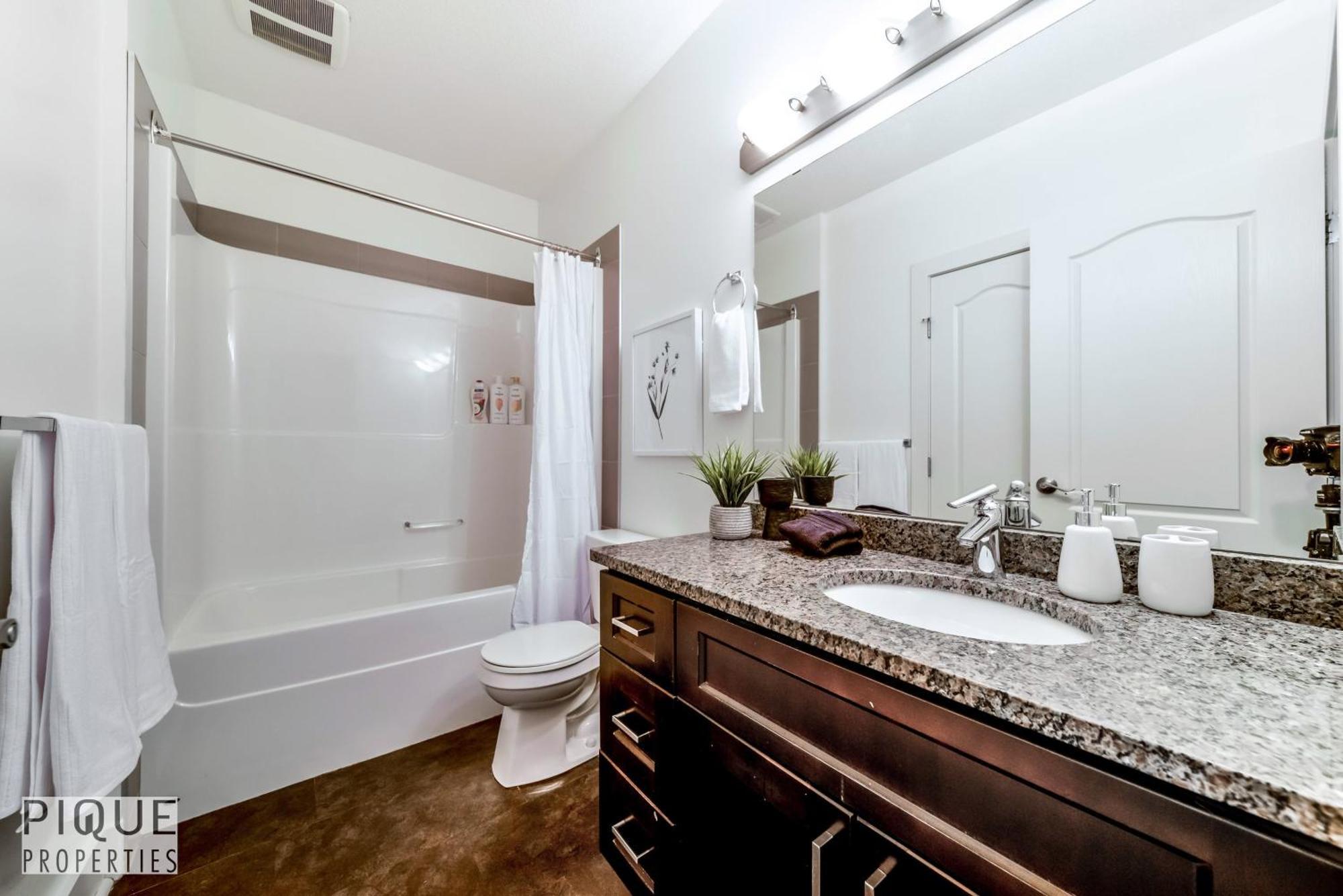 Stunning Modern Suite - King Bed - Free Parking & Netflix - Fast Wi-Fi - Long Stays Welcome Edmonton Quarto foto
