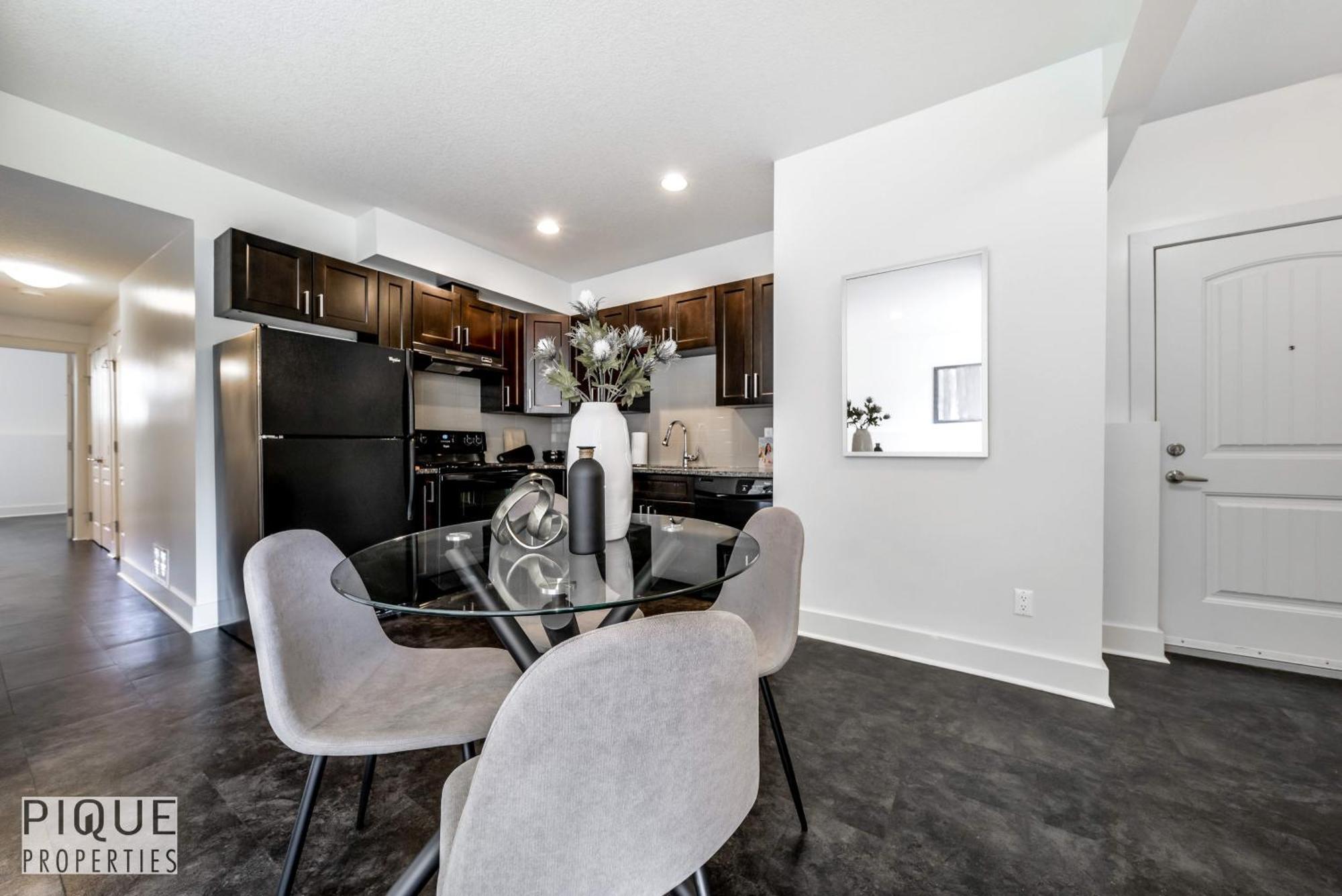 Stunning Modern Suite - King Bed - Free Parking & Netflix - Fast Wi-Fi - Long Stays Welcome Edmonton Quarto foto