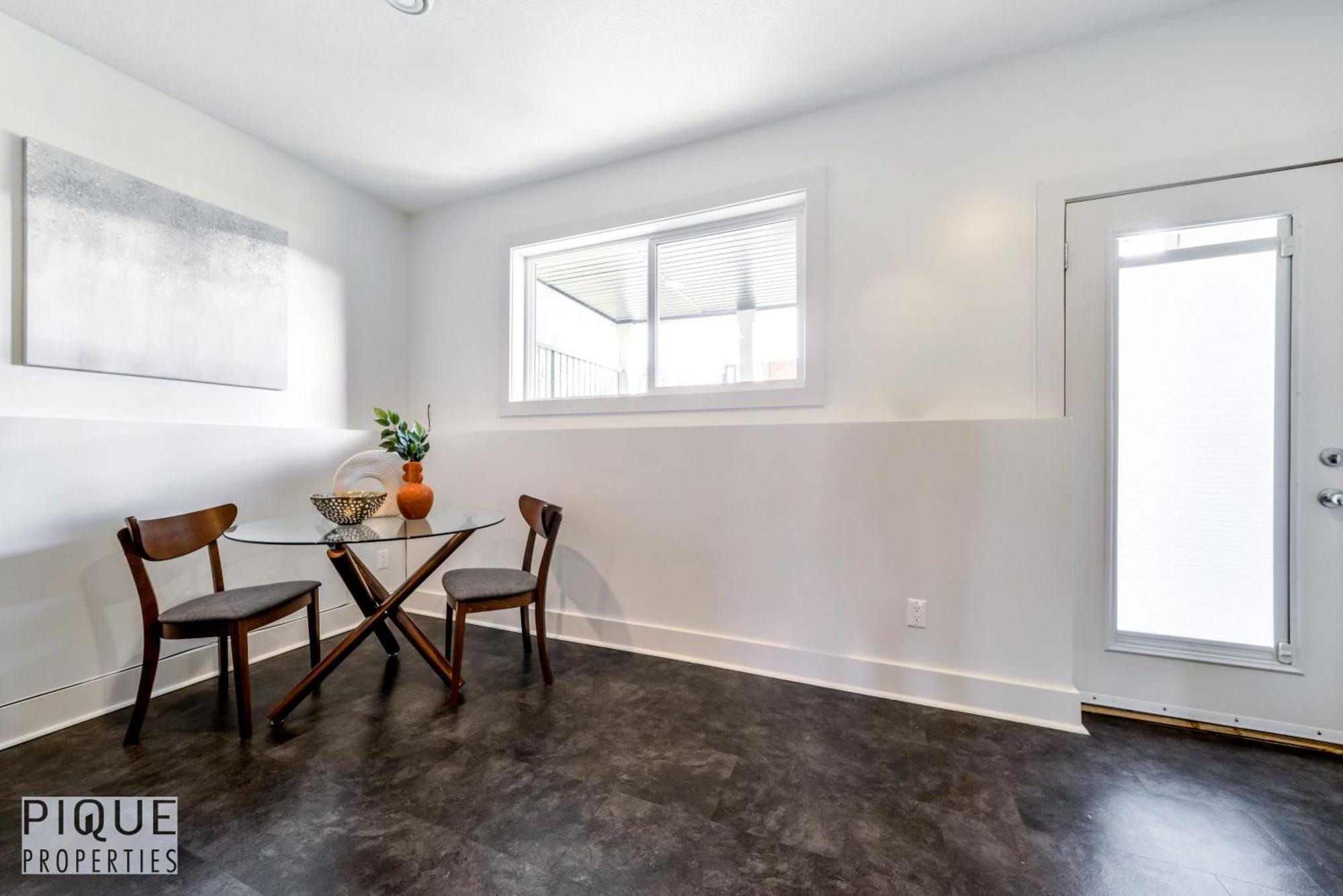 Stunning Modern Suite - King Bed - Free Parking & Netflix - Fast Wi-Fi - Long Stays Welcome Edmonton Quarto foto