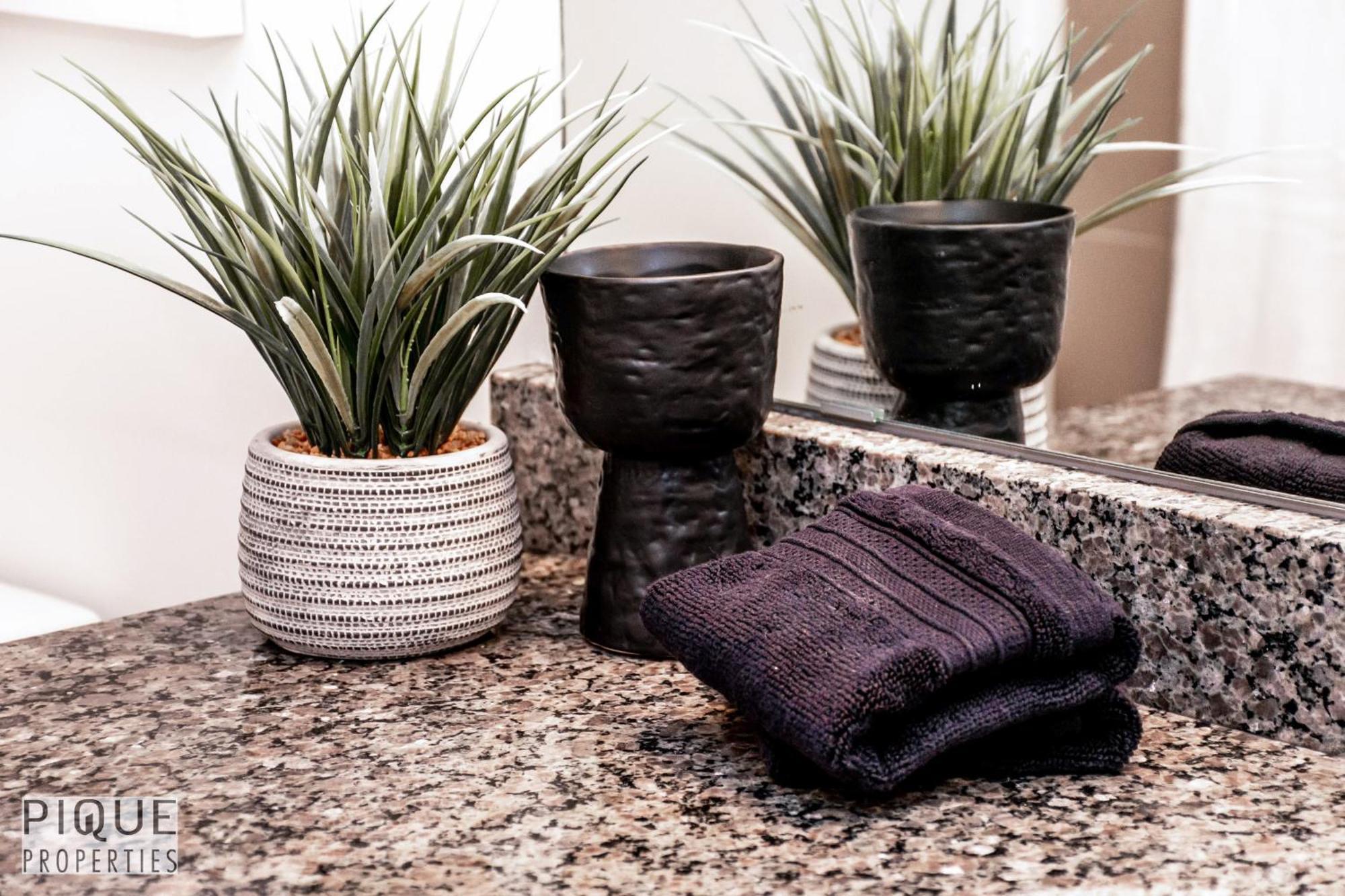 Stunning Modern Suite - King Bed - Free Parking & Netflix - Fast Wi-Fi - Long Stays Welcome Edmonton Quarto foto