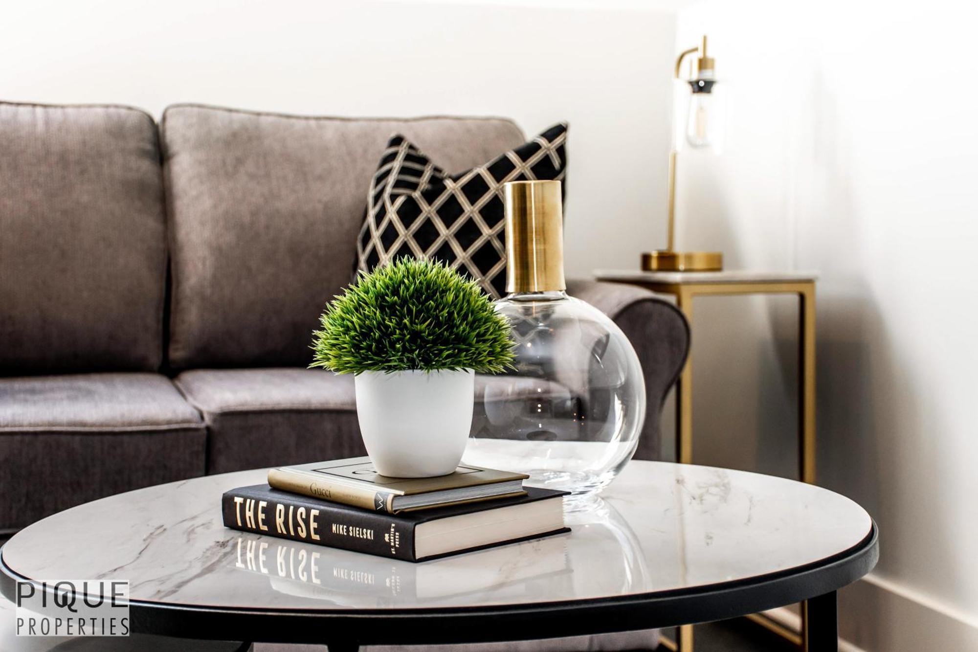 Stunning Modern Suite - King Bed - Free Parking & Netflix - Fast Wi-Fi - Long Stays Welcome Edmonton Quarto foto